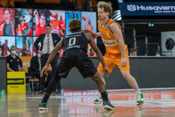 被迫更多依 被迫更多依